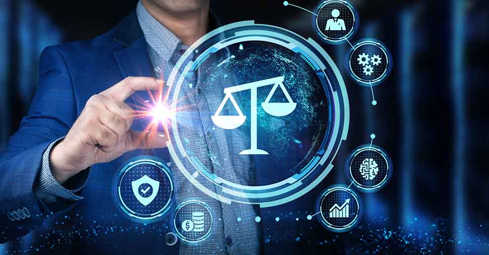 Gestor de uma LegalTechs toca no símbolo do direito